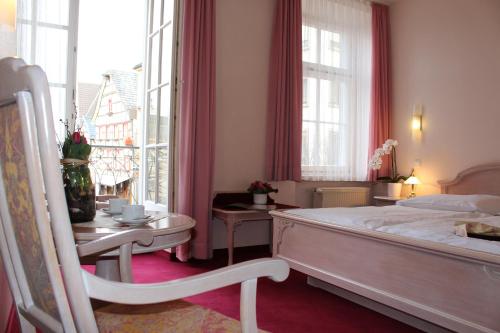 เตียงในห้องที่ Hotel Zum Stern