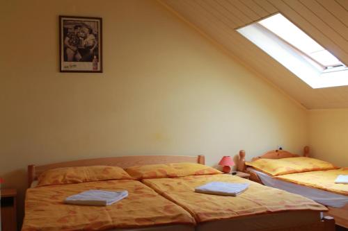 Un pat sau paturi într-o cameră la Király Szálló & Panzió