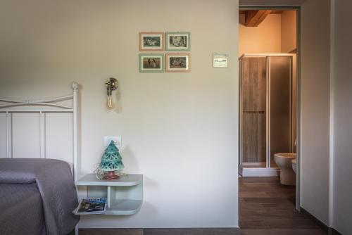 una camera con un letto e un bagno di Agriturismo Ceriano a Modigliana