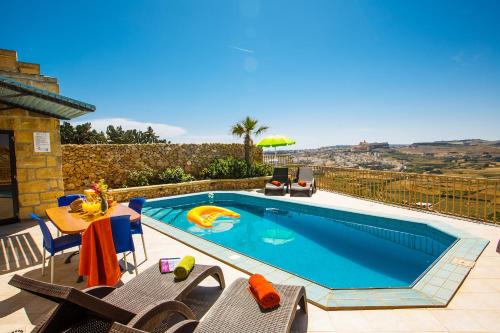 Der Swimmingpool an oder in der Nähe von Bellavista Farmhouses Gozo
