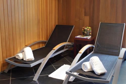 two chairs sitting in a room with a table at Fletcher Hotel-Restaurant de Dikke van Dale in Sluis