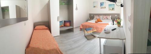Camera piccola con letto e tavolo di Albachiara a Sant'Isidoro