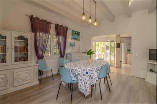 Televízia a/alebo spoločenská miestnosť v ubytovaní Empurialola -Encantadora Casa con jardin cerca del centro -142
