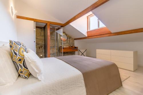 ein Schlafzimmer mit einem großen Bett und einem Fenster in der Unterkunft Gaia Woodstone Hideout in Vila Nova de Gaia