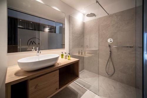 W łazience znajduje się umywalka i prysznic. w obiekcie Alpinhotel Vajolet - Adults only w mieście Tires