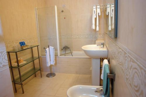 バイア・ドミツィアにあるHotel Della Baiaのバスルーム(洗面台、トイレ、シャワー付)