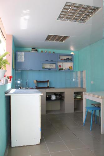 ヴィチャゼヴォにあるНомера у моряの青いキッチン(カウンター、テーブル付)
