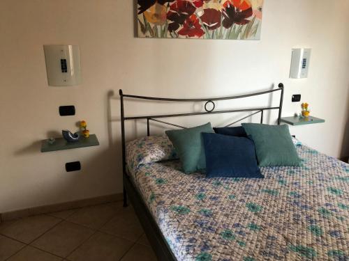 un letto con due cuscini sopra in una camera da letto di Villetta fronte mare ad Arbus