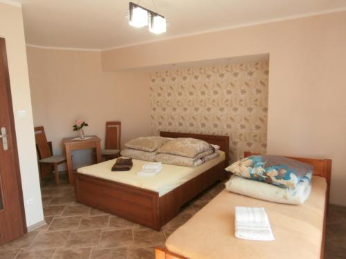 A bed or beds in a room at Pokoje Gościnne - Noclegi Charzykowy