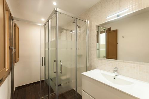 Koupelna v ubytování Lets Holidays apartment Sant Miquel