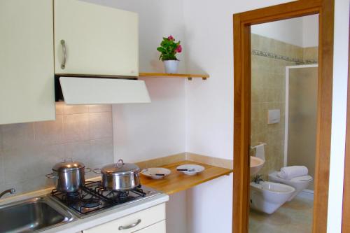 eine kleine Küche mit zwei Töpfen auf einem Herd in der Unterkunft Villaggio Turistico Defensola in Vieste
