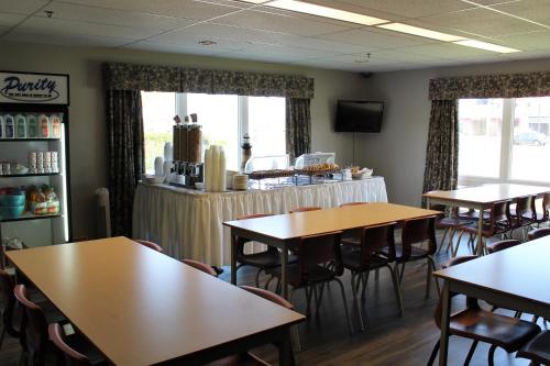 un restaurant avec des tables, des chaises et un comptoir dans l'établissement Glendenning Hall at Holland College, à Charlottetown