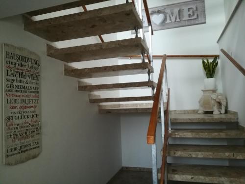 eine Holztreppe in einem Zimmer mit einem Schild an der Wand in der Unterkunft Haus Mitterfeld in Kasten bei Böheimkirchen
