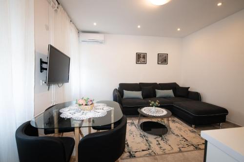 - un salon avec un canapé et une table en verre dans l'établissement Apartment Emili, à Opatija