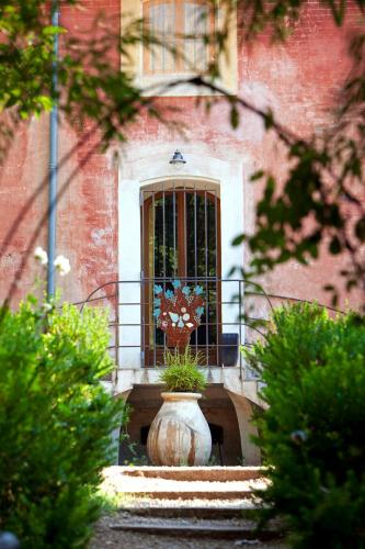 a building with a window and a vase in front of a door at Chateau de Saint Martin in Taradeau