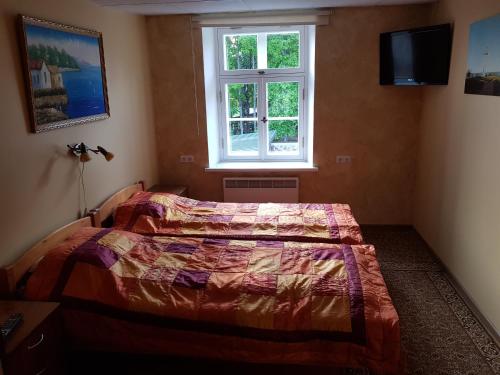 a bedroom with a bed and a window at Nina puhkemaja in Nina