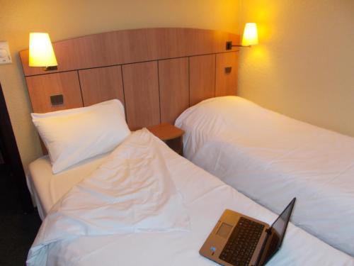 Cama o camas de una habitación en Kyriad Tarbes Odos