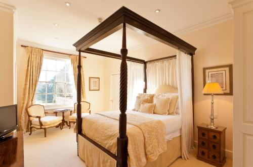 Ένα ή περισσότερα κρεβάτια σε δωμάτιο στο Rowton Hall Hotel and Spa