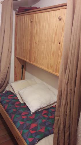 ヴァルドゥブロールにあるValdeblore la colmianeの二段ベッド1組(木製キャビネット、枕付)