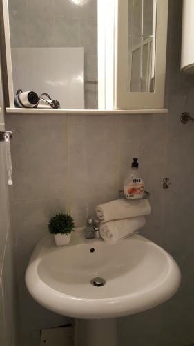 y baño con lavabo blanco y espejo. en Apartments 101, en Kotor