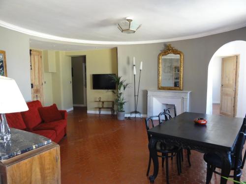 a living room with a red couch and a table at La MAISON du PORT in Marseille