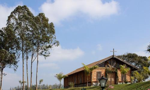 a church with a cross on the front of it at Hotel Villa D'Angelo in Itatiba
