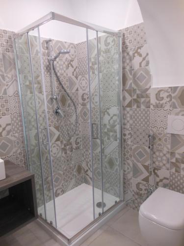 a shower stall in a bathroom with a toilet at La rosa dei venti in Gaeta