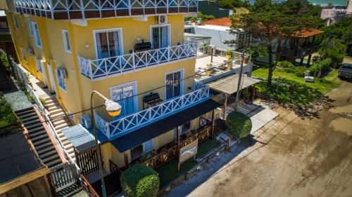 Bangunan di mana terletaknya aparthotel ini