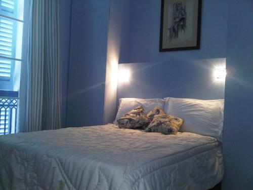 - une chambre avec un lit et 2 oreillers dans l'établissement La MAISON de l'OPERA, à Marseille