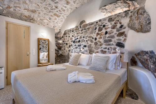 Кровать или кровати в номере Canava Villas #1 in Santorini Private Pool