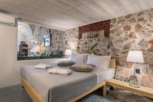 Canava Villas #2 in Santorini Private Poolにあるベッド