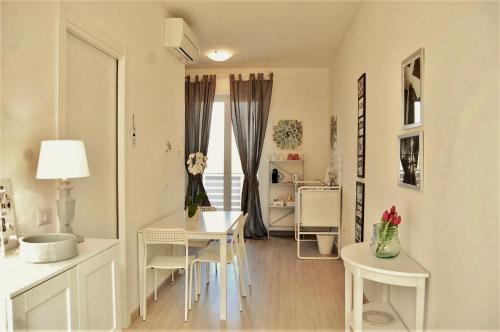 a kitchen and dining room with a table and chairs at Gardaselle Holiday Rooms in Cavalcaselle