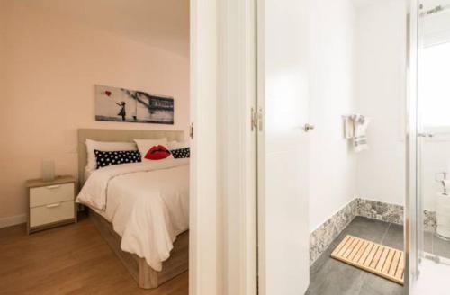 マドリードにあるCoqueto piso GOYA-WIZINK CENTERのベッドルーム1室(ベッド1台、ウォークインシャワー付)