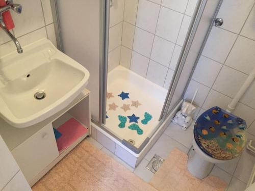 een badkamer met een douche, een toilet en een wastafel bij Apartments and rooms Makaj - 80 m from the beach in Basina
