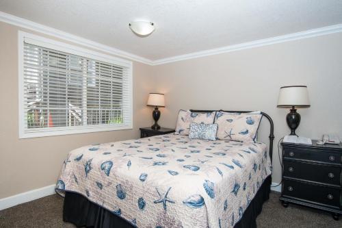 a bedroom with a bed and a window at Ecola Creek Lodge in Cannon Beach