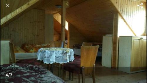 een kamer met een tafel en stoelen en een bed bij Mansarda in Mýto pod Dumbierom