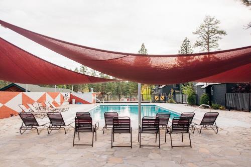 a group of chairs sitting next to a swimming pool at Noon Lodge in Big Bear Lake