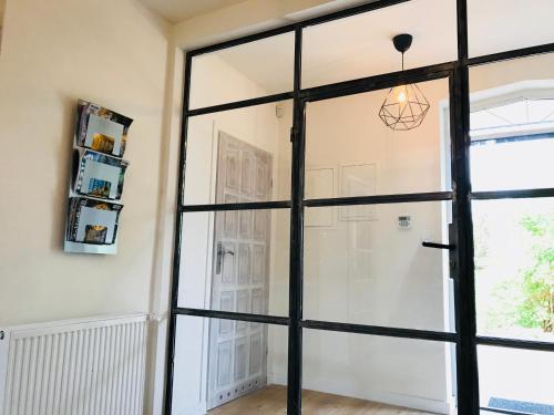 een glazen schuifdeur in een kamer met een deuropening bij Rezydencja Zofia in Sianów