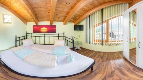 Un pat sau paturi într-o cameră la Landvilla Romantika