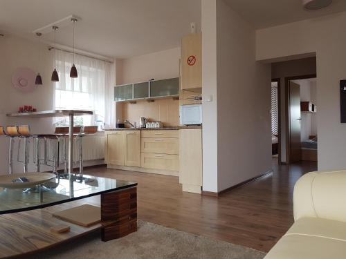 a kitchen and living room with a table at Apartament VIP Vęgoria in Węgorzewo