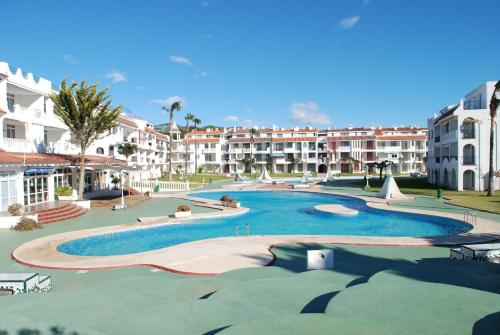 un complejo con piscina y algunos edificios en Apartamentos Playa Romana Park en Alcocéber