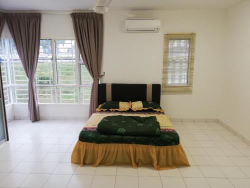 een slaapkamer met een groot bed in een kamer met ramen bij Ae Homestay Putrajaya in Putrajaya