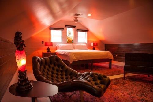sypialnia z łóżkiem i kanapą w pokoju w obiekcie Royal Street Inn & Bar w Nowym Orleanie