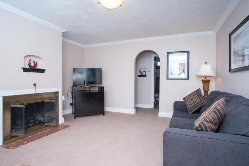 a living room with a couch and a tv and a fireplace at Ecola Creek Lodge in Cannon Beach