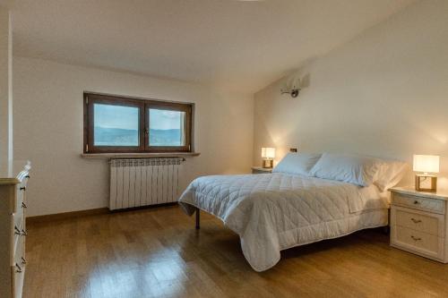 Un dormitorio con una cama grande y una ventana en LaVistaDeiSogni Muranuove, en Celano
