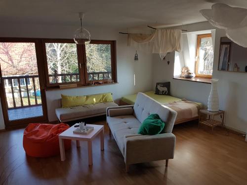 ein Wohnzimmer mit einem Sofa und einem Tisch in der Unterkunft Kräuter-Heidi in Schwielowsee