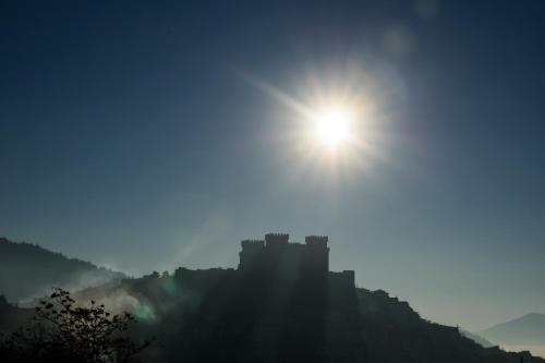 a sun shining over a hill with a city at LaVistaDeiSogni Muranuove in Celano