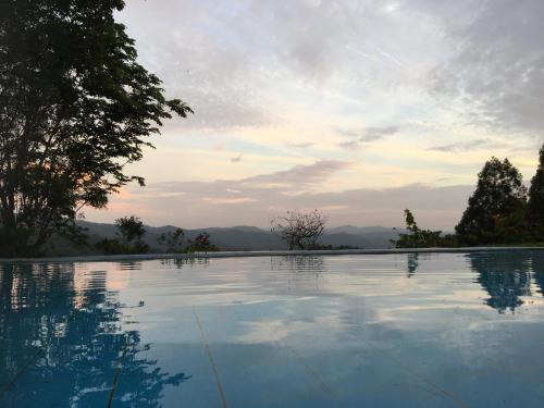 une grande piscine avec le ciel en arrière-plan dans l'établissement Fong Chou Chalet, à Sanyi