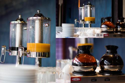 a table with twoousandousandousandousandousandousandousandousandousandousandousandousand at King Rock Residence in Siem Reap