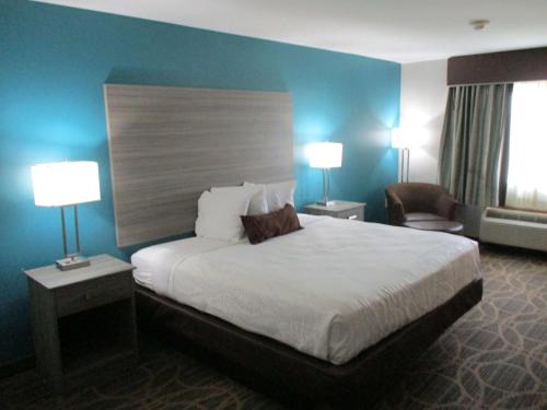 派恩布拉夫的住宿－貝斯特韋斯特總統酒店及套房，配有一张床和一把椅子的酒店客房